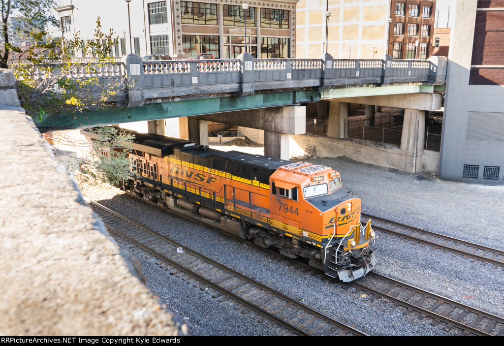 BNSF ES44C4 #7944